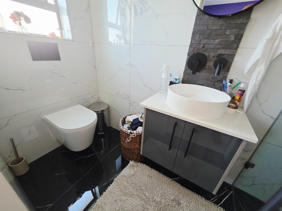 5 Bedroom Property for Sale in Sandown Western Cape